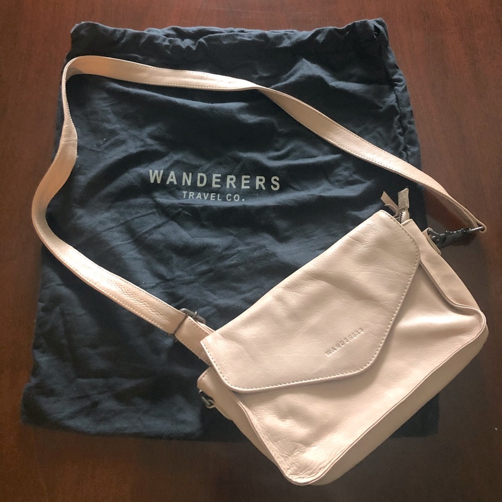 Wanderers Travel Co Vienna crossbody leather bag in blush. GUC
